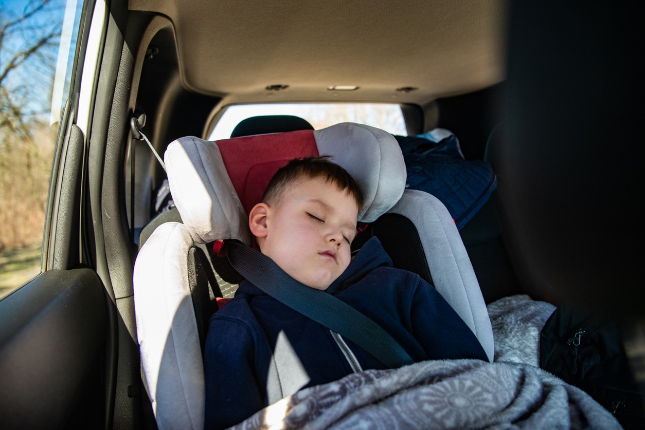 Správny postup: Dieťa pripútajte len v tenšom oblečení a až potom ho prikryte dekou alebo bundou.