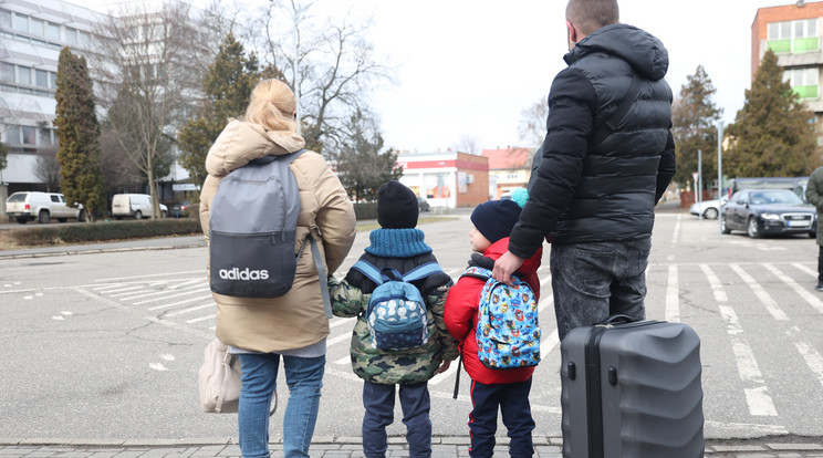 Ez a család már biztonságban van Magyarországon, de elkeseredettek, mert nem tudják mikor térhetnek haza hazájukba / Fotó: Zsolnai Péter
