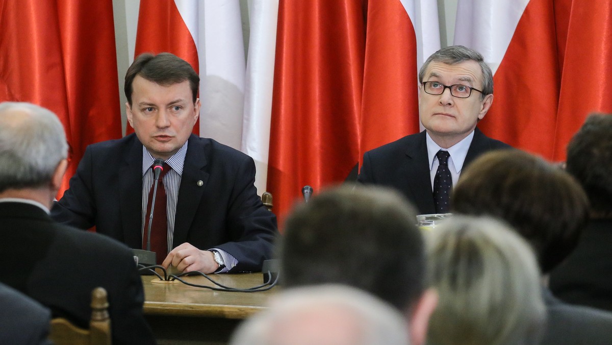 Sejm zajmie się w czwartek wnioskiem PiS o konstruktywne wotum nieufności wobec rządu. Nie ma raczej szans, by wniosek uzyskał poparcie. Przeciw będą PO i PSL; SP wstrzyma sie od głosu; RP nie weźmie udziału w głosowaniu, SLD zastanawia się, czy głosować przeciw, czy wstrzymać się od głosu.