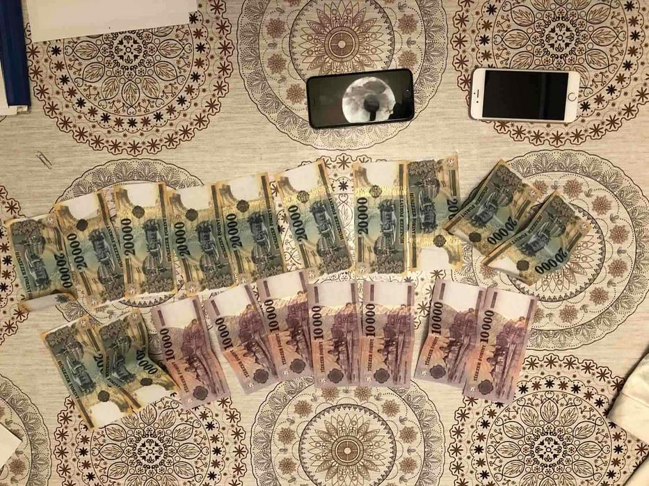 A rendőrök több százezer forint készpénzt is találtak / Fotó: police.hu