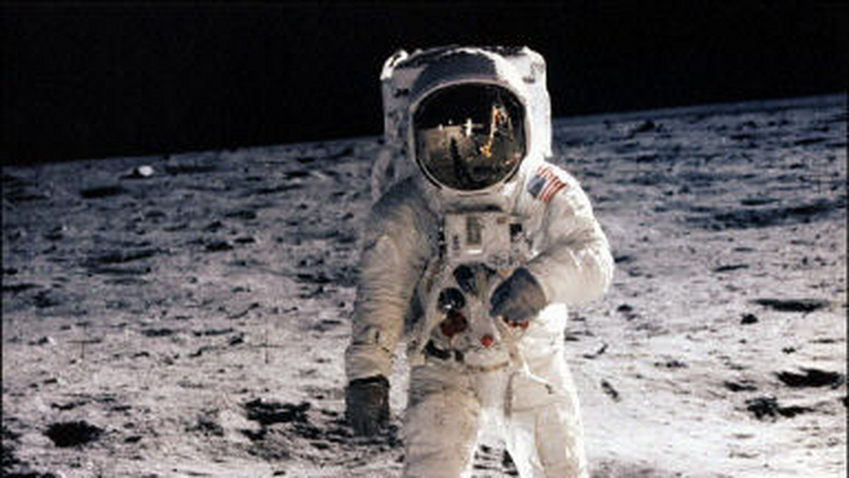50 lat temu załoga Apollo 11 wylądowała na księżycu. Astronauci Neil Armstrong, Buzz Aldrin i Michael Collins zostali wyposażeni przez NASA również w muzykę - na kilku specjalnych kasetach w kosmos poleciały z nimi piosenki Glenna Campbella, Barbary Streisand czy grupy Blood, Sweat and Tears. Jak obliczyła platforma Spotify, dysponuje w serwisie 185 tys. piosenek z "księżycem" w tytule.