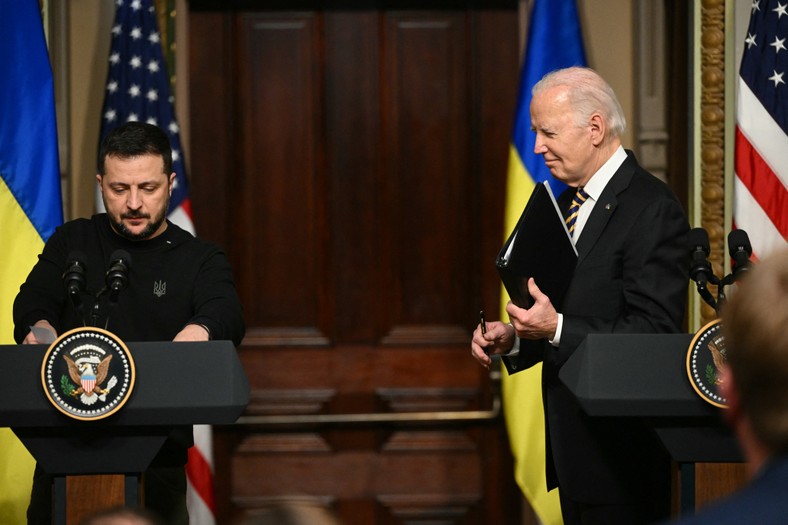 El presidente estadounidense Joe Biden y el presidente ucraniano Volodymyr Zelensky en una conferencia de prensa en la Casa Blanca en Washington, el 12 de diciembre de 2023.