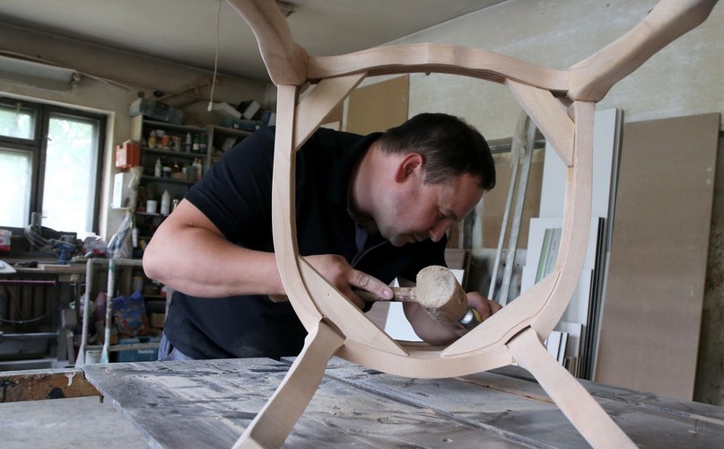 W warsztacie stolarskim Krzysztofa Gaury powstają meble, które będą stanowić wyposażenie apartamentu papieskiego podczas Światowych Dni Młodzieży