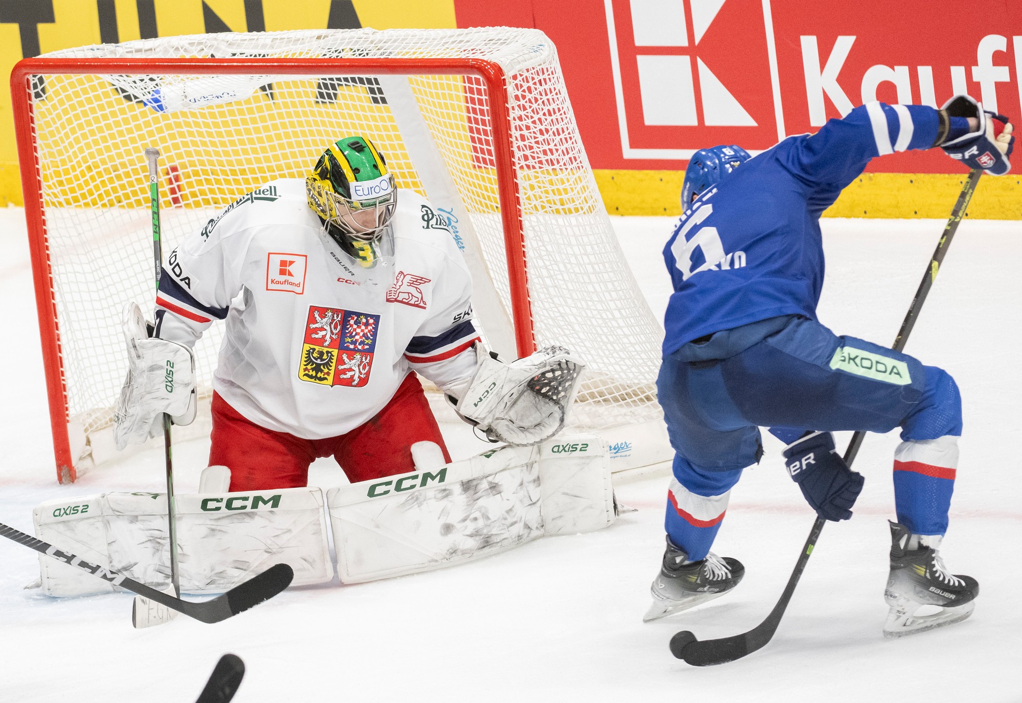 Vpravo Lukáš Cingel (Slovensko) a vľavo brankár Jakub Málek (Česko).