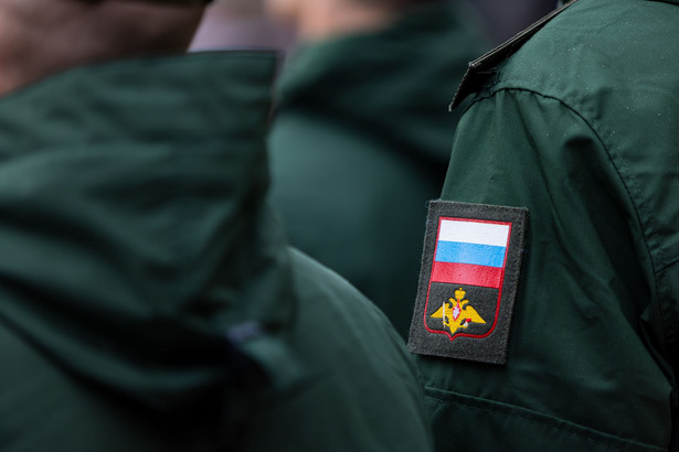 Rosjanie coraz częściej trafiają do niewoli i dobrowolnie poddają się na froncie