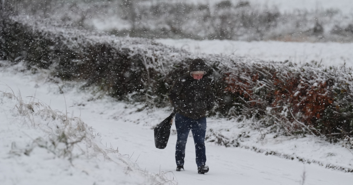 Major snow warnings hit UK today with up to 40cm and travel disruption