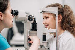 Ta wada wzroku może dotknąć co drugą osobę bez względu na wiek. Dlaczego trzeba ją leczyć