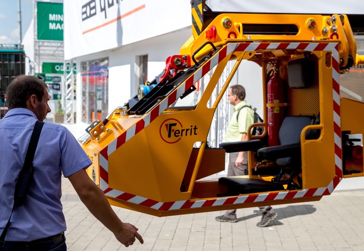 Prezes Wyższego Urzędu Górniczego w Katowicach Adam Mirek przypomniał, że o bezpieczeństwie pracowników branży decydują maszyny, urządzenia, systemy monitorowania zagrożeń. „Te targi, ta impreza, ludzie, którzy tu przyjeżdżają i prezentują swoje osiągnięcia powodują, że górnictwo może i staje się bezpieczniejsze” - ocenił. „Tym bardziej jest ogromny sens organizowania takiej imprezy” - dodał.
<br><br>mtb/ akp/ son/<br> fot. (mr) PAP/Andrzej Grygiel