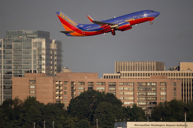 Jest jedna wielka zaleta pracy w amerykańskich tanich liniach lotniczych Southwest Airlines. Firma ta oferuje swoim pracownikom darmowe loty samolotami przewoźnika. Bez opłat mogą zabierać ze sobą na pokład także swoich przyjaciół i rodzinę. Załoga Southwest Airlines ma też zniżki na podróże lotnicze innymi liniami, a także na wynajem pokoi hotelowych, samochodów i na bilety do parków rozrywki. Southwest Airlines są największymi liniami lotniczymi na świecie pod względem
liczby pasażerów przewiezionych w lotach krajowych.