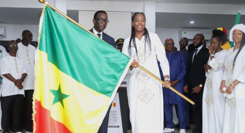 Amadou Ba remettant le drapeau aux Lionnes