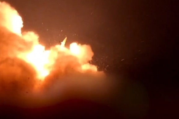 RAKETE LETE NA SVE STRANE, POGOĐEN AERODROM! Žestoka eskalacija na Bliskom istoku: Amerika gađala Iran, Teheran uzvratio udarima na Kuvajt i Bahrein (FOTO, VIDEO)
