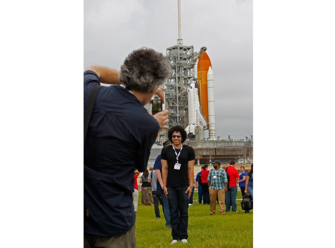 Pamiatkowe zdjęcie na tle promu Atlantis