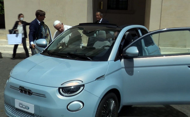 Papież Franciszek i elektryczny Fiat 500e