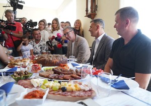  Aleksandar Vučić, u okviru posete Topličkom okrugu, obilazi domaćinstvo porodice Veljić u Blacu