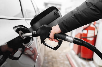 Średnia cena paliw poniżej 6 zł. Jak długo to potrwa? Nowe prognozy ekspertów