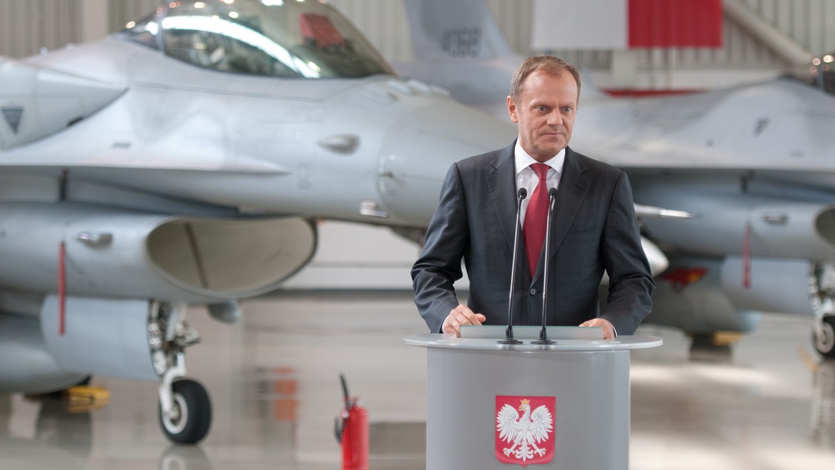 Premier Donald Tusk podkreślił potrzebę wdrożenia w życie polskiej strategii odstraszania znanej pod nazwą "Polskie Kły". Praktyczna realizacja tej koncepcji dzieli jednak posłów. Renata Butryn (PO) podkreśla, że jest to wielka szansa dla polskiej zbrojeniówki oraz opłacalna "inwestycja w przyszłość". Zbyszek Zaborowski (SLD) ocenia jednak, że strategia ta nie jest całościowa, a wszystko zależy od rzeczywistych wydatków na siły zbrojne.