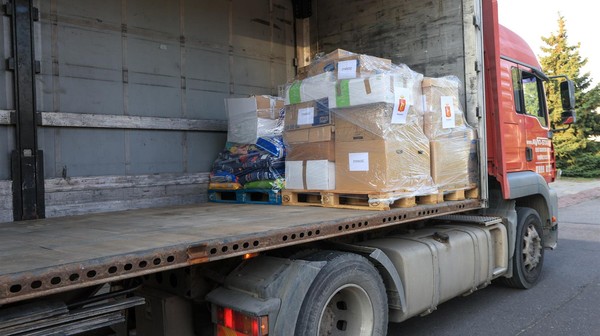 We wtorek wyruszył pierwszy konwój z pomocą dla poszkodowanych: dwa tiry, cztery transportery i cztery beczkowozy. Skierował się do Lądka-Zdroju, Nysy i Kłodzka. Zabrał m.in. 35 palet wody w butelkach i ok. 50 palet żywności, artykułów chemicznych i higienicznych