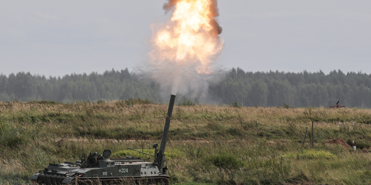 Rosyjski 2S4 Tulpan (Tulip) 240 mm samobieżny ciężki moździerz sfotografowany podczas dorocznej międzynarodowej wystawy technologii obronnych Army Games. Sierpień 2021 r. 