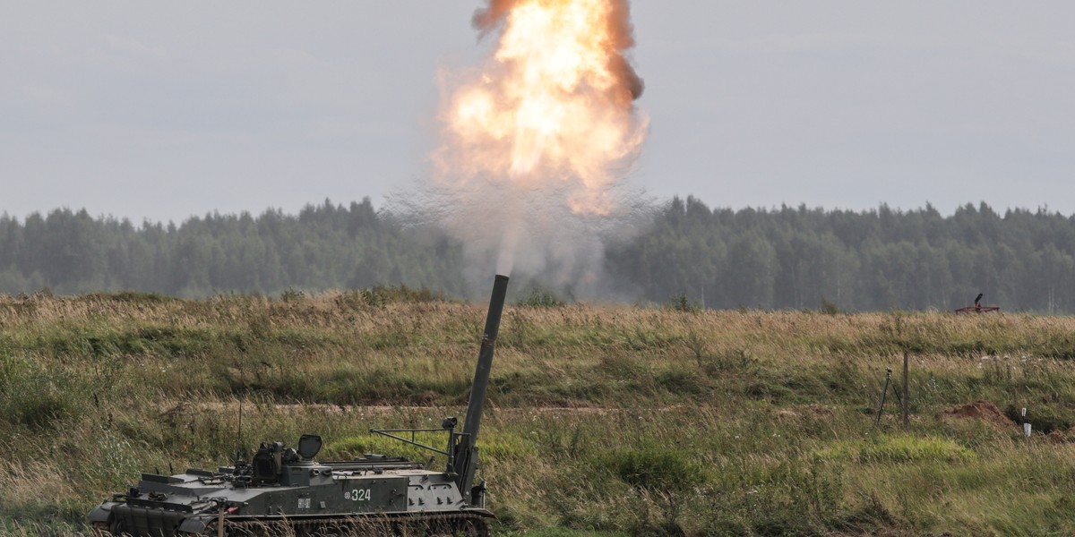 Rosyjski 2S4 Tulpan (Tulip) 240 mm samobieżny ciężki moździerz sfotografowany podczas dorocznej międzynarodowej wystawy technologii obronnych Army Games. Sierpień 2021 r. 