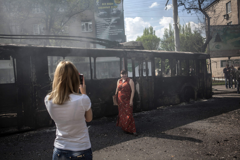 Wczoraj o Kramatorsk toczyły się ciężkie walki. Dziś nikt już nie pamięta o strzelaninach, a spalone wraki stały się okazją do "słitfoci"