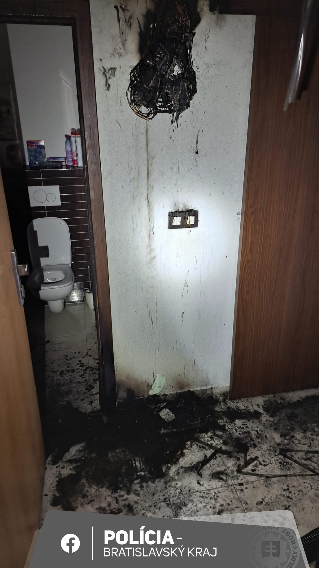 Polícia sa zaoberá požiarom v byte v bratislavskej Petržalke.