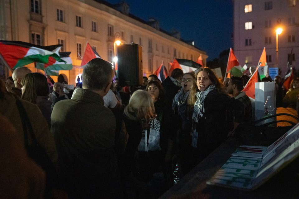 Protest Palestyńczyków pod pomnikiem Kopernika