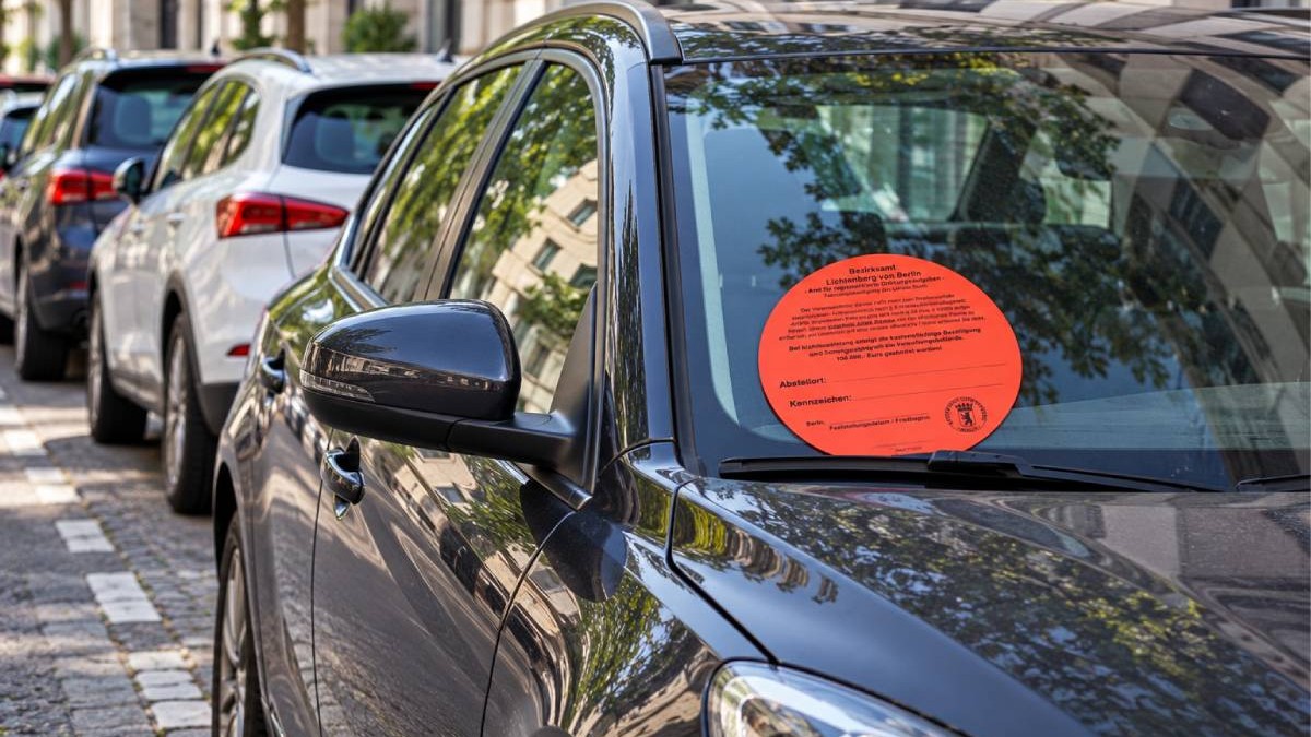 Amendă de până la 100.000 de euro, dar poți rămâne și fără mașină: ce înseamnă autocolantul roșu de care fug șoferii din Germania