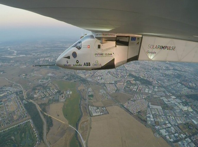 Z Europy solarny samolot, którego skrzydła mają większą rozpiętość od skrzydeł Boeinga 747, uda się na Bliski Wschód, by zakończyć historyczny lot dookoła świata w Abu Zabi, skąd wyleciał 9 marca 2015 roku. Maszyna wyposażona jest w ponad 17 tys. ogniw fotowoltaicznych.