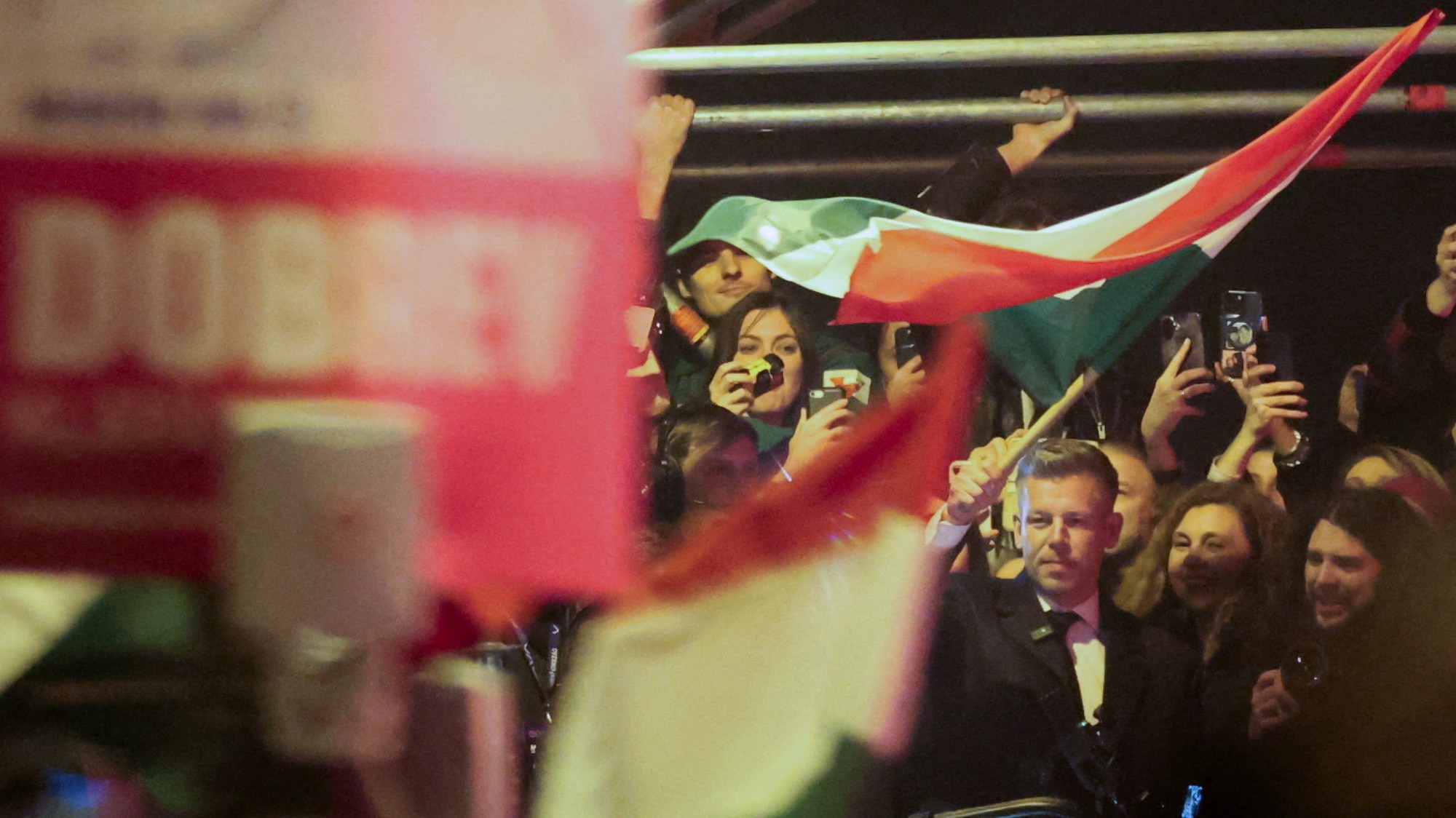 Péter Magyar oslavuje víťazstvo v parlamentných voľbách. 