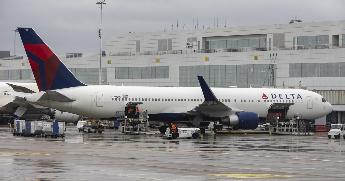 Szokujące sceny na pokładzie samolotu. Kobieta oskarżona o napaść seksualną