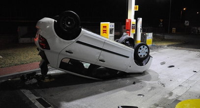 Kompletnie pijany kierowca dachował na stacji benzynowej [WIDEO]