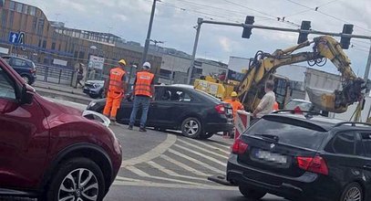 Mistrz kierownicy pojawił się w Poznaniu. Zaparkował w świeżo wylanym betonie