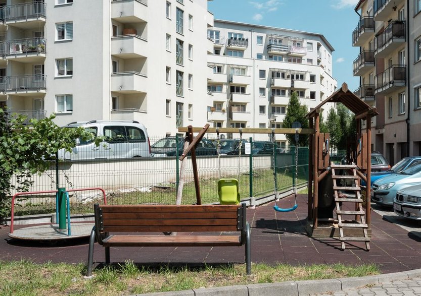 Plac zabaw na jednym z krakowskich osiedli mieszkaniowych. Fot. Jarosław Matla. Źródło: "Jesteśmy wreszcie we własnym domu".