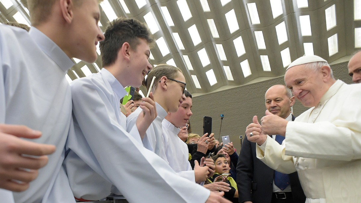 <strong>Potrzebna jest narracja, która przedstawi świat i wydarzenia "z czułością" - napisał papież Franciszek w orędziu na 54. Światowy Dzień Środków Społecznego Przekazu. Ostrzegł przed fałszerstwami osiągającymi "zastraszający poziom", jak określił tzw. deepfakes.</strong>