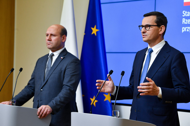 Premier Mateusz Morawiecki (P) i minister ds. Unii Europejskiej Szymon Szynkowski vel Sęk (L) 