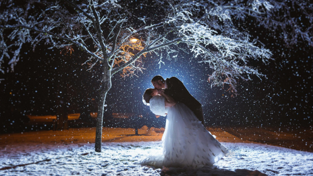 Większość par marzy o ślubie, kiedy na zewnątrz temperatura nie spada poniżej zera. Zdjęcia ślubne tych małżeństw rozgrzeją każdego - mimo tego, że zostały wykonane zimą.