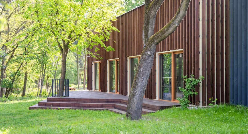 Na terenie Centrum Edukacji Ekologicznej powstały placyki rekreacyjne połączone ścieżkami z mineralną nawierzchnią.
