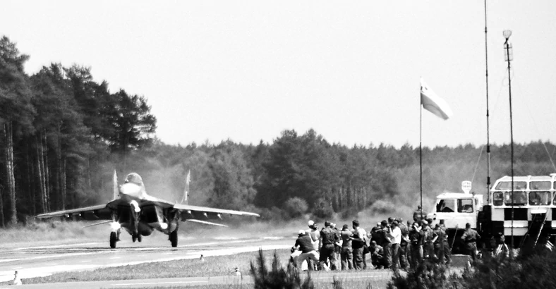 DOL Kliniska – startujący polski MiG-29. Po prawej mobilny punkt dowodzenia na podwoziusamochodu Star i grono zaproszonych fotoreporterów.