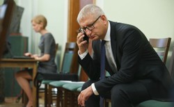 Poseł Pięta o Tusku: Decyduje jak ustawić krzesła i kiedy otworzyć okno, pozycja kamerdynera