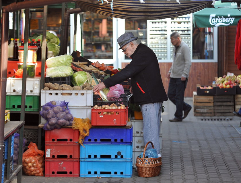 Jan Nowicki ogląda warzywa na bazarku w Krakowie