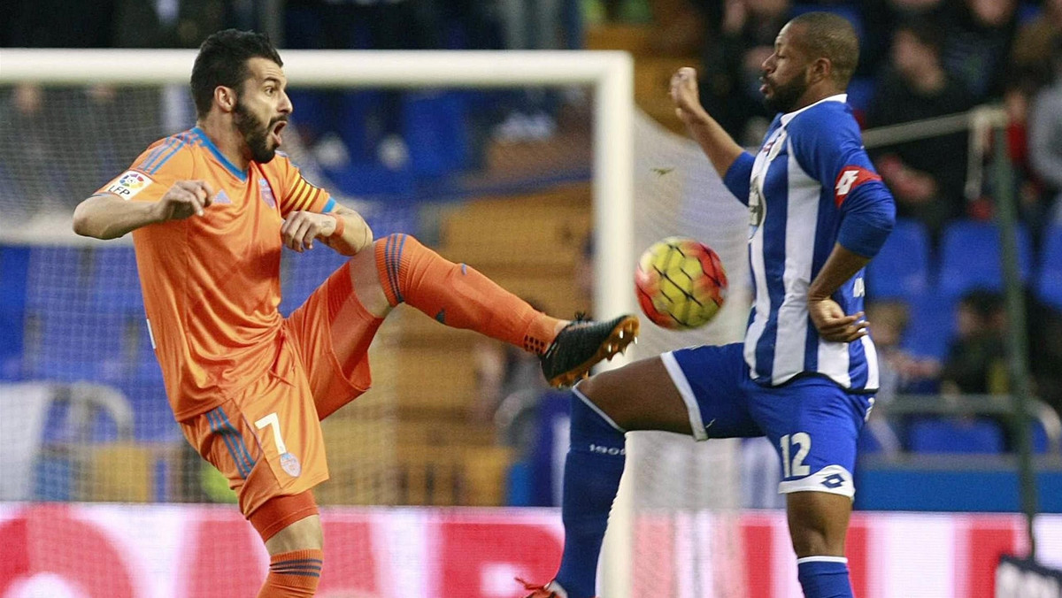 Deportivo La Coruna zremisowało z Valencią 1:1 (1:0) w niedzielnym meczu 21. kolejki Primera Division. Prowadzeni przez Anglika Gary'ego Neville'a goście uratowali remis w doliczonym czasie gry za sprawą Alvaro Negredo.