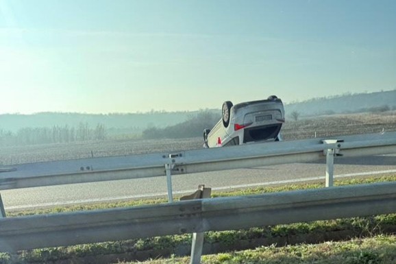 (FOTO) UDES NA AUTO-PUTU Automobil završio na krovu
