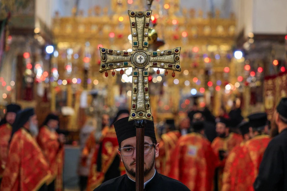 Badnje veče se proslavio i u Crkvi Rođenja Hristovog u Vitlejemu, na okupiranoj Zapadnoj obali, za koju se navodi da je mesto rođenja Isusa Hrista, čemu je prisustvovao i grčki pravoslavni patrijarh jerusalimski Teofil Treći | Foto: REUTERS/Mussa Qawasma