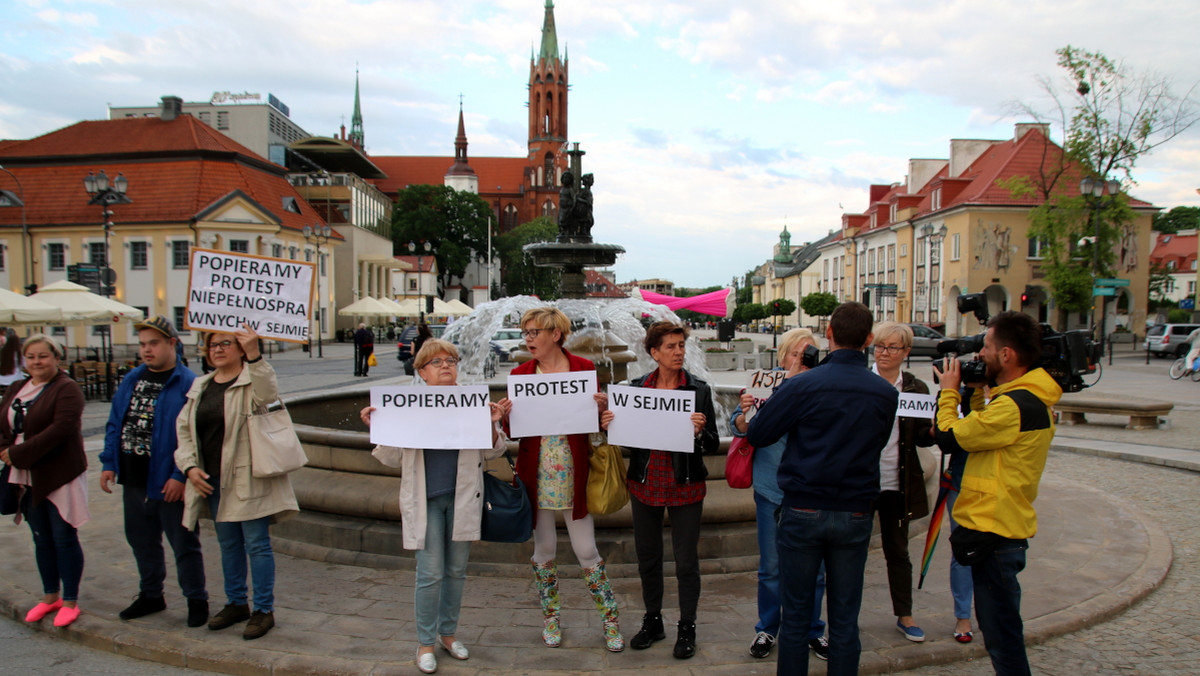 W Białymstoku podobnie, jak w wielu miastach Polski, zebrała się grupa popierających protest RON, czyli rodziców i opiekunów osób niepełnosprawnych od 32 dni protestujących w budynku Sejmu. Ponieważ demonstracja nie została zgłoszona do urzędu miejskiego, policja spisała personalia kilku osób, które zgłosiły się jako organizatorzy zgromadzenia.