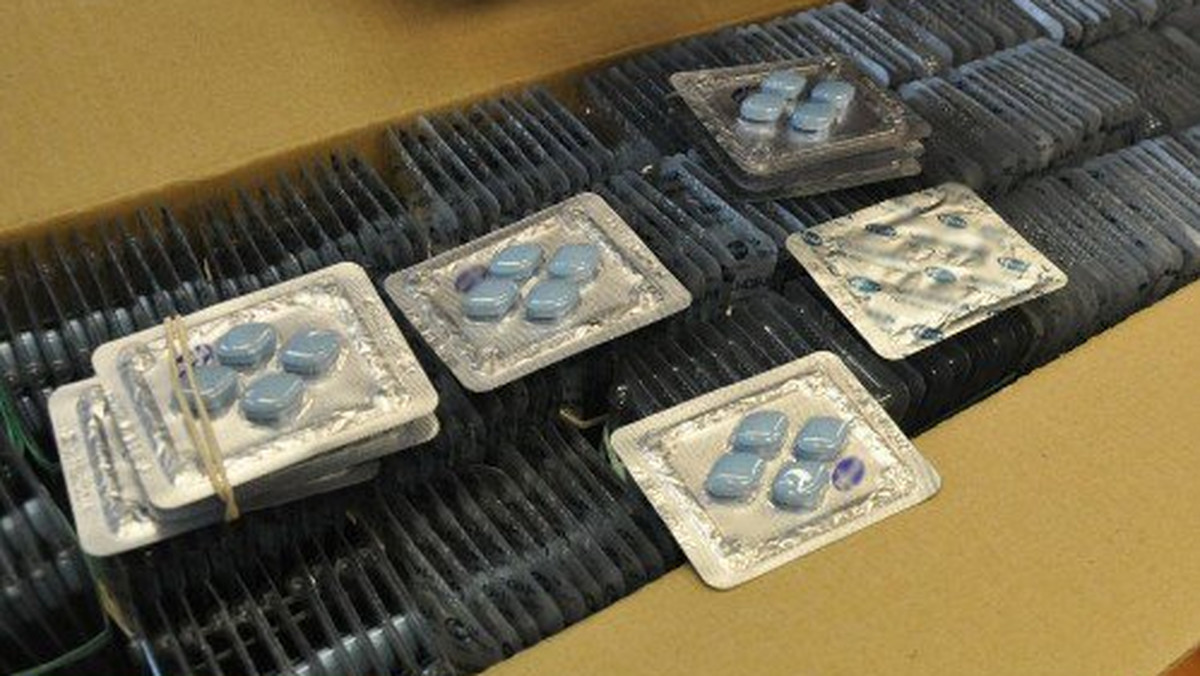 Funkcjonariusze Centralnego Biura Śledczego KGP dotarli do grupy zajmującej się nielegalnie rozprowadzaniem specyfików na potencję. Zabezpieczono 24 tys. tabletek.