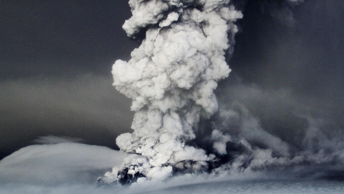 Chmura pyłów wyrzucanych przez wulkan na Islandii prawdopodobnie zakłóci we wtorek loty na części brytyjskiego terytorium - poinformował brytyjski Urząd Lotnictwa Cywilnego (CAA).
