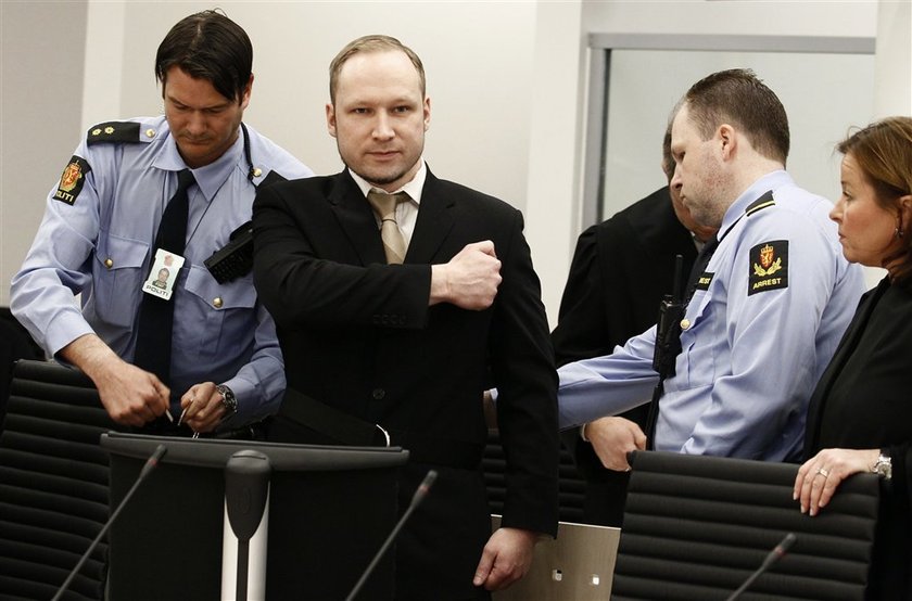 Breivik przed sądem pokazuje pięść 