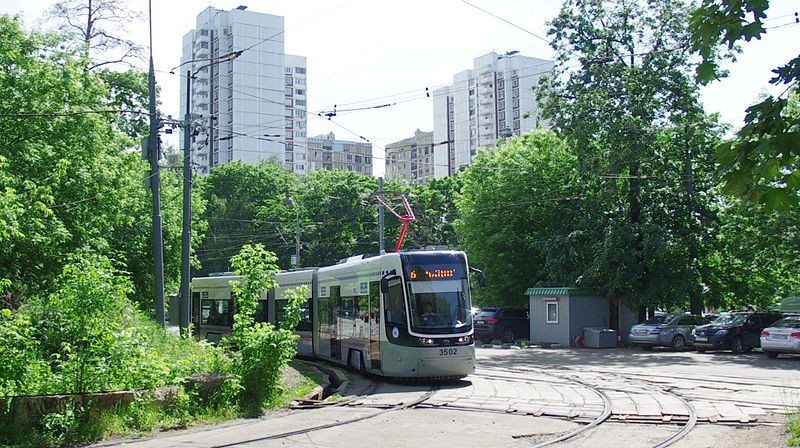 Umowa na Fokstroty została podpisana w maju 2013 r. Jej wartość nigdy nie została ujawniona, ale w pełnej wersji, czyli za 120 sztuk, mogłaby osiągnąć równowartość 900 mln zł. Partnerem dla Pesy jest UralTransMasz (UTM), czyli producent sprzętu zbrojeniowego, który zajmuje się też wytwarzaniem pojazdów szynowych
<br><br>
Z tramwajami, których nie odbierze Moskwa, był poważny problem. W Polsce nie da znaleźć nabywców, bo Fokstrot zrobiony jest pod wschodni rozstaw szyn 1524 mm, podczas gdy u nas w kraju jest to 1435 mm (np. w Warszawie, Krakowie i Olsztynie) lub 1000 mm (w Bydgoszczy). Wyprodukowane pojazdy stały na placu w fabryce, a pozostałe były na różnych etapach produkcji. Aż udało się znaleźć nabywcę na Wschodzie, o czym przy następnym zdjęciu…