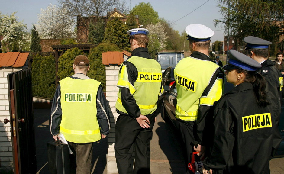 Policja pod domem Barbary Blidy w Siemianowicach Śląskich 25 kwietnia 2007 r.