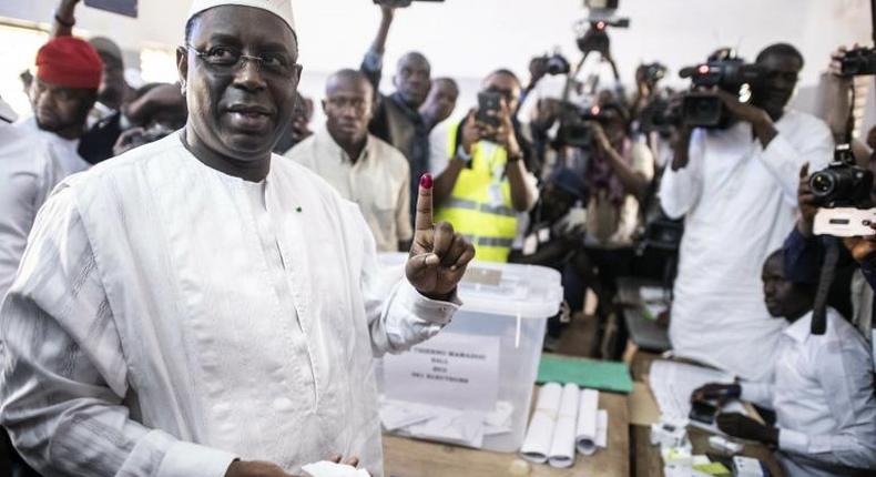 Macky Sall, dans son bureau de vote lors de l'élection présidentielle de 2019.